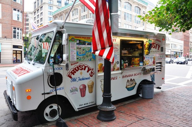 Super tata: Kupio kamion za sladoled kako bi deca sa Daunovim sindromom imala posao
