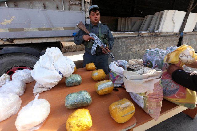 Kako tačno talibani zarađuju od proizvodnje opijuma?