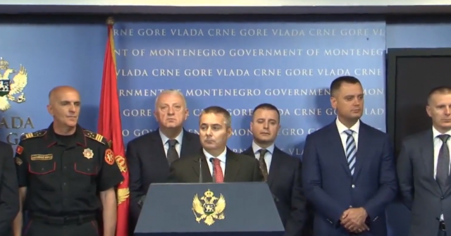 Novi snimak sa Cetinja – Veljovića sprovode sa lisicama na rukama VIDEO