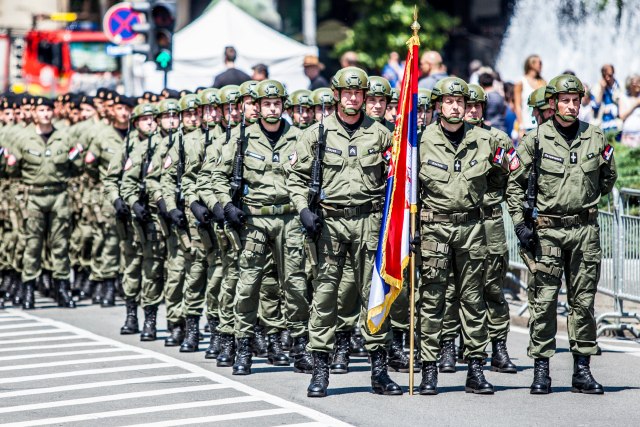 Građani Srbije su za vraćanje vojnog roka, i to većinom žene. A vi?