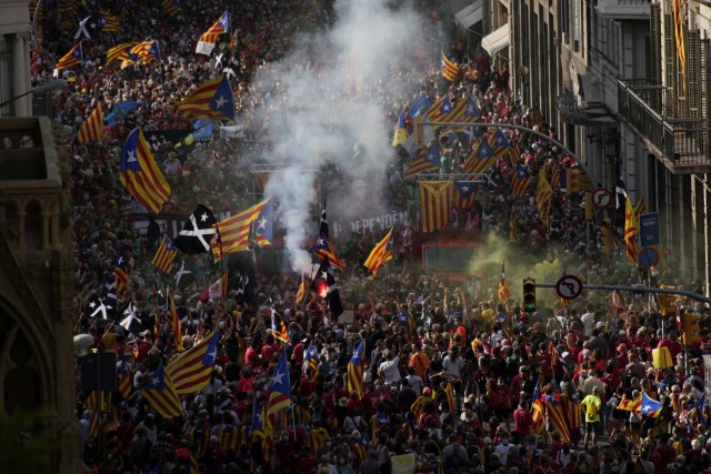 Separatisti pozvali na nezavisnost: Protesti u Kataloniji, više od 100.000 ljudi na ulicama Barselone FOTO