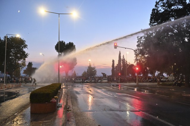 Haos na ulicama Soluna: Signalne rakete demonstranata protiv suzavca i vodenih topova FOTO/VIDEO