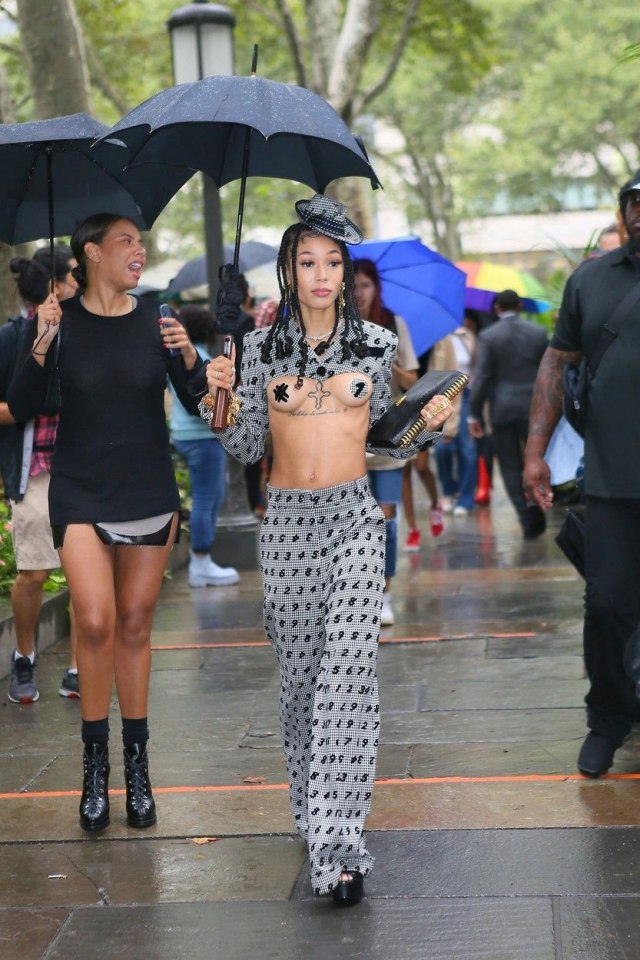 Reperka pokazala gole grudi, pa se našla na meti oštrih kritika FOTO