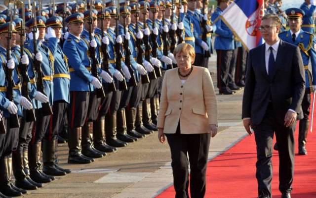 Merkel and Vuèiæ in the Palace of Serbia: An official meeting is underway