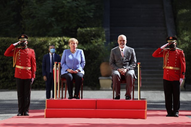 Gafovi susreta Merkelove i Rame; zaglavljena brava, pesnica i mokasine VIDEO
