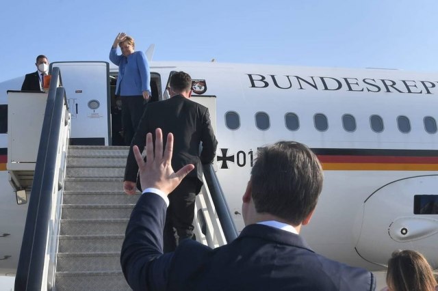 Vučić saw Merkel off: 