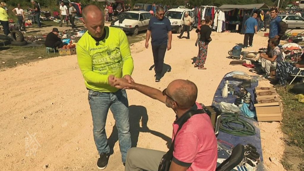 Kiropraktika nasred buvljaka: Adnasovim klijentima ne smeta ni gužva ni prašina, a tretman je besplatan