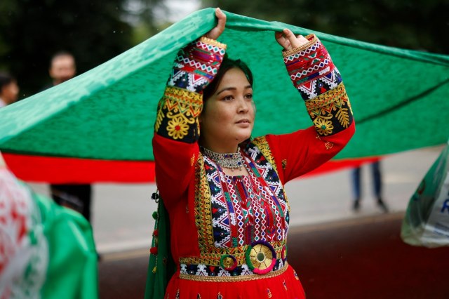 Posle naredbe da nose hidžab, Avganistanke masovno objavljuju slike u nošnjama FOTO