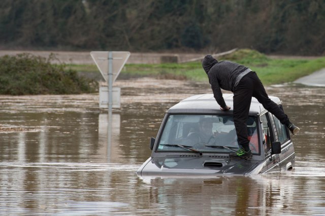 Bujice vode i blata prevrtale automobile; ljudi ostajali zarobljeni - katastrofa VIDEO