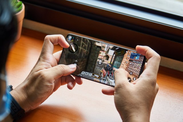 Samsung se ruga Apple-u pošto je na iPhone 13 Pro konaèno uveo osveženje ekrana od 120Hz