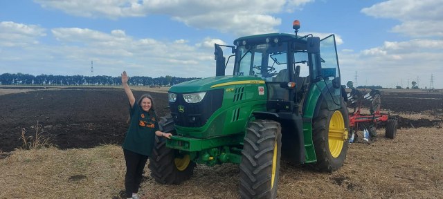 Marija je najbolja među traktoristima, deda joj preneo ljubav prema poljoprivredi