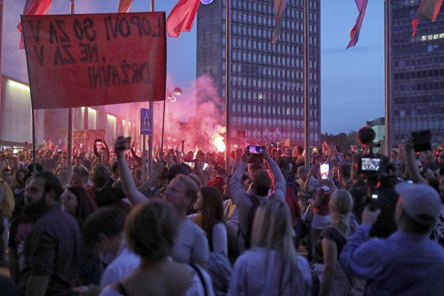 Haos u Ljubljani; ljudi se pobunili - baklje, suzavac i vodeni top FOTO/VIDEO
