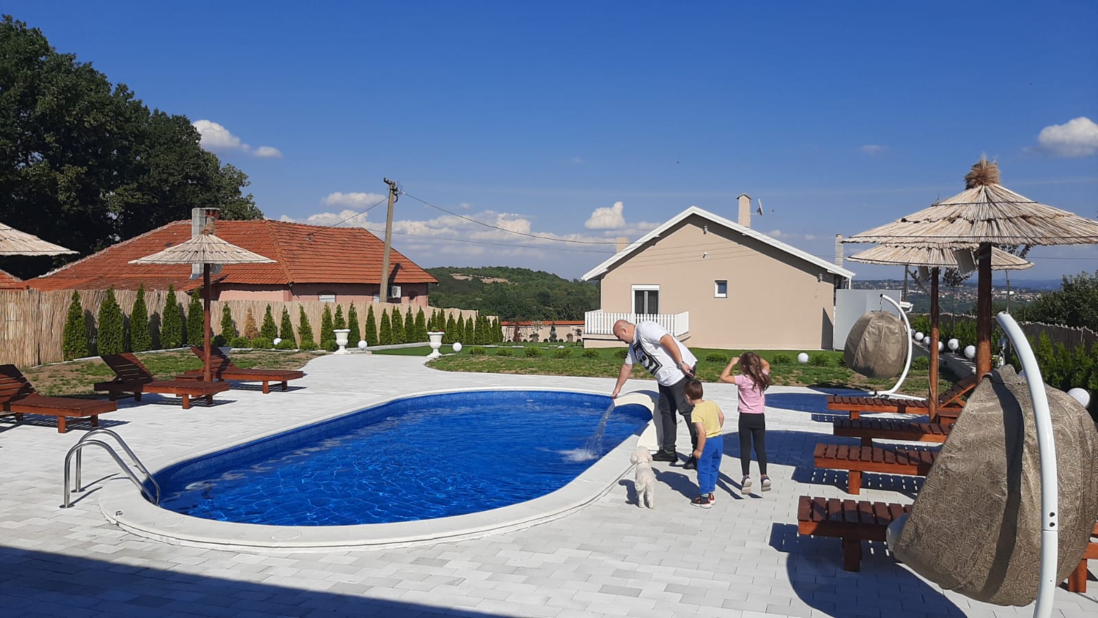 Mladi bračni par beogradski asfalt zamenio seoskim zelenilom: Porodični dom pretvorili u luksuzno odmaralište