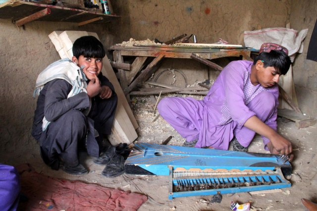 Talibani dozvolili deèacima da krenu u školu