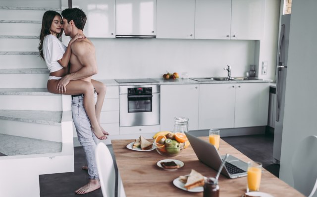 Muškarci koji pomažu u kućnim poslovima češće vode ljubav
