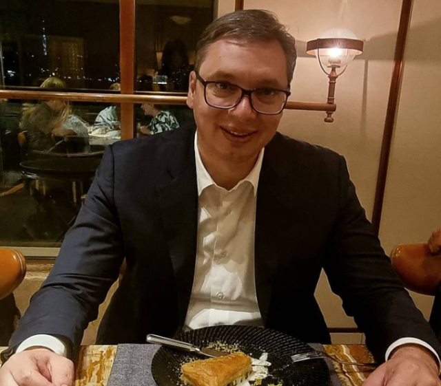 Vučić u Istanbulu probao čuvenu baklavu FOTO
