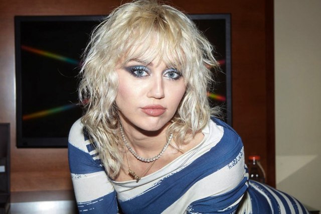 Majli Sajrus u kratkoj suknjici otkrila previše FOTO