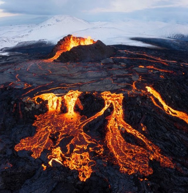 Island ne pamti ovakvu erupciju veæ 50 godina: Vulkanski spektakl poveæao broj turista FOTO