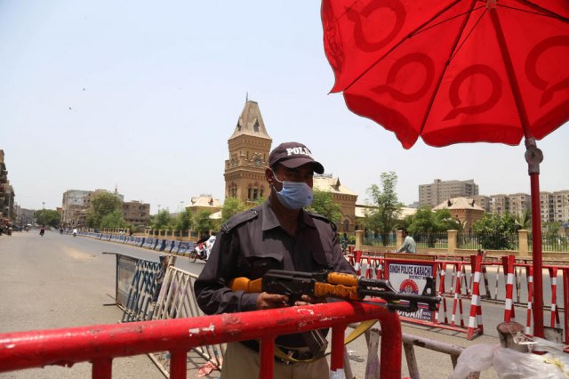Napadnut punkt za vakcinaciju u Pakistanu, ubijen policajac