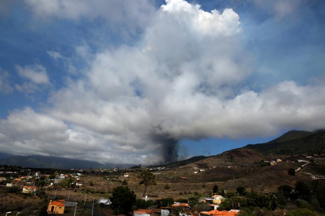 Španija: Proradio vulkan na La Palmi, vojnici pomažu u evakuaciji FOTO