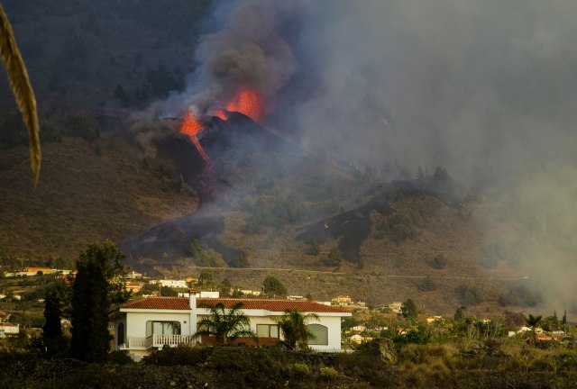 Proradio vulkan, evakuisano 5.000 ljudi