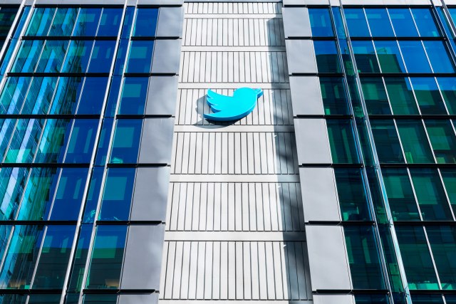 Tviter zbog tužbe investitora u jednom danu plaæa više od 800 miliona dolara