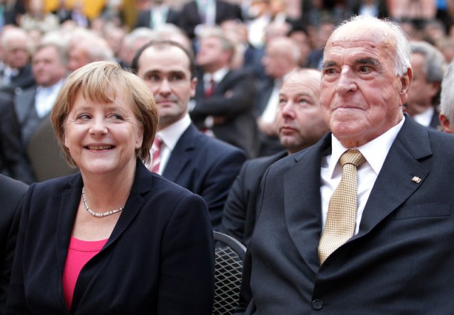 Èovek kojem je Merkel "zabila nož u leða" FOTO