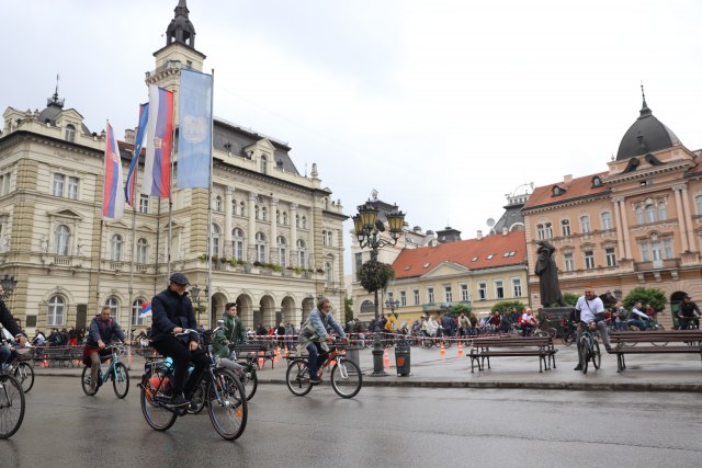 Novi Sad obeležio Svetski dan bez automobila: Učenicima - bicikli FOTO