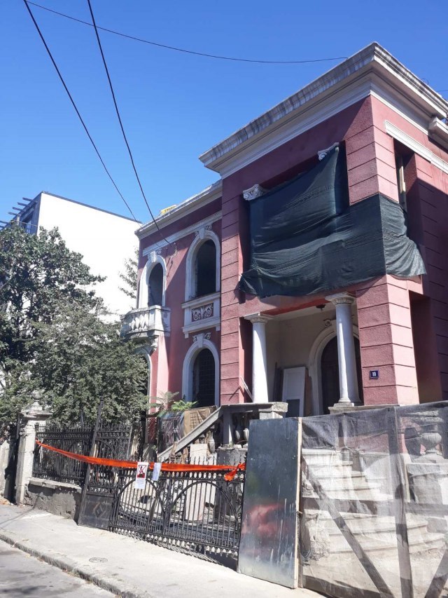 Zidao sprat uz dozvolu za obnovu krova: Iako deo zaštićene celine, stara vila još jedna žrtva investitora
