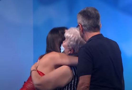 Šou u Zvezdama Granda: Ceca poklonila tašnu gospođi iz publike! Pogledajte kako je izgledala primopredaja i šta joj je prethodilo