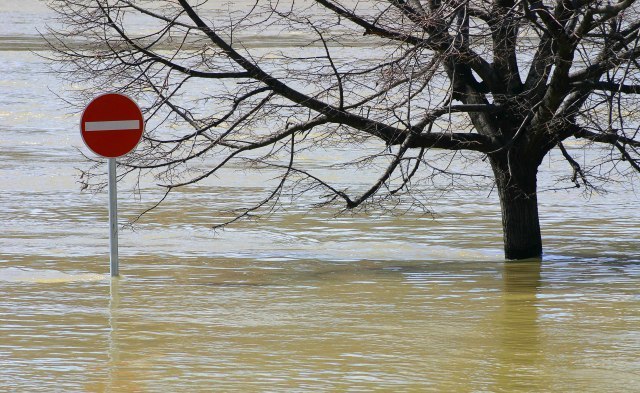 Haos u Zagrebu: Voda tekla satima i izdigla asfalt; obustavljen saobraćaj; 