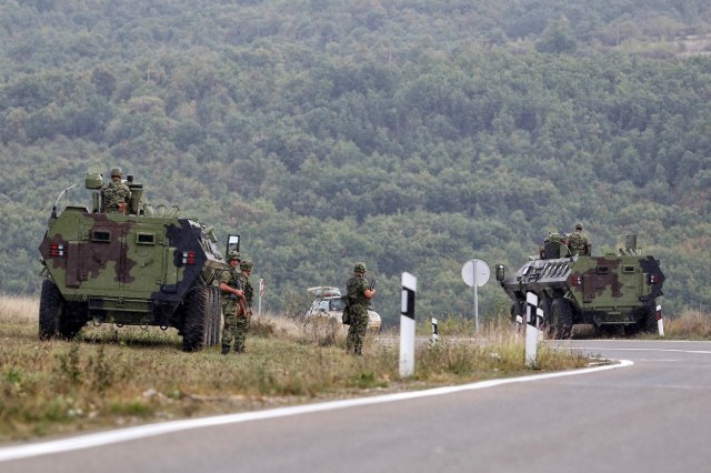KFOR pojačao patrole; Vojska Srbije i dalje na terenu; Nepoznati dron nadletao Jarinje VIDEO/FOTO