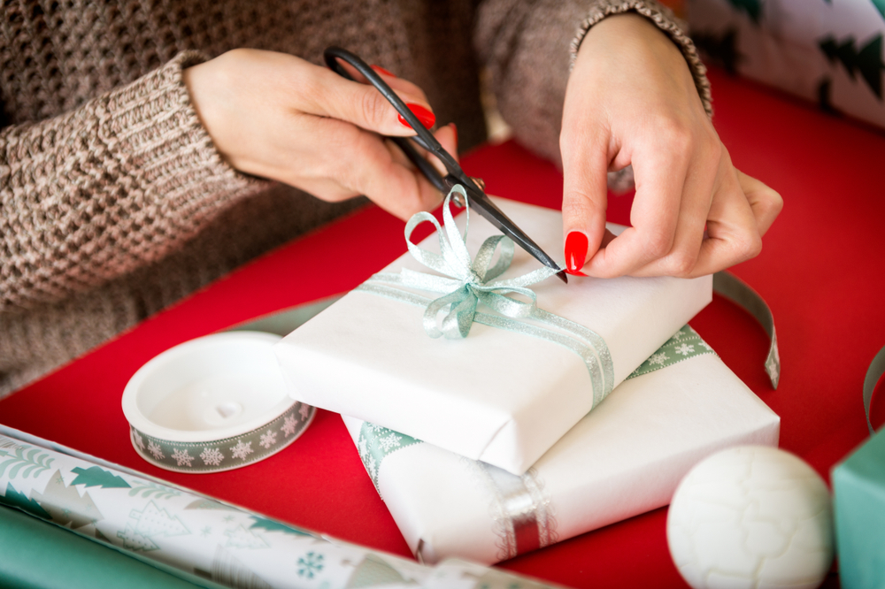NE UMETE LEPO DA ZAPAKUJETE POKLON? Uz ove TRIKOVE to će se lako promeniti (VIDEO)