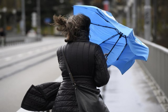 Srbija izmeðu ciklona i anticiklona - olujni udari; detaljna prognoza