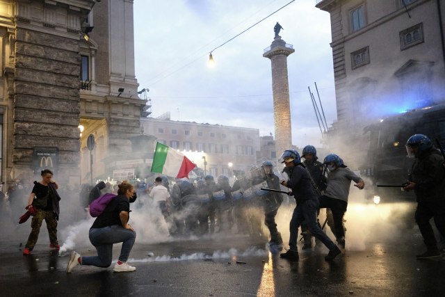 Italija: Policija uhapsila 12 ljudi, među njima i lidere ekstremno desničarske partije Forca Nuova