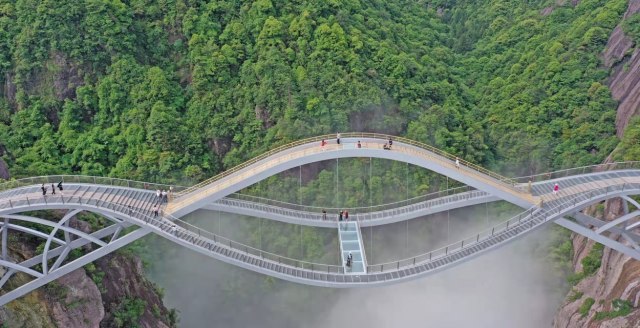 "Nadrealan" stakleni most u Kini i te kako realan FOTO