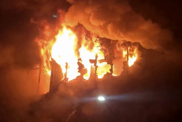 Požar progutao stambenu zgradu, na desetine mrtvih VIDEO/FOTO