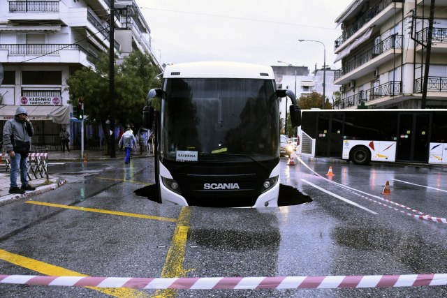 Neobièna nezgoda u Solunu; autobus sa radnicima upao u rupu na putu FOTO