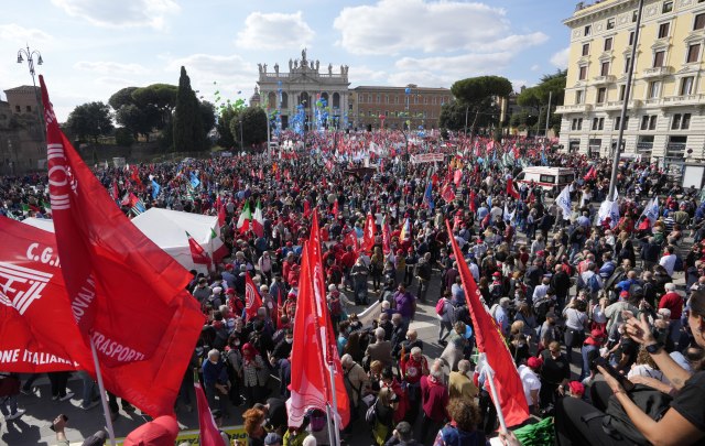 Desetine hiljada Italijana demonstrirale u Rimu protiv jačanja fašizma