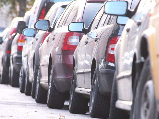 Bahatost na Voždovcu: Izbušene gume na svim vozilima na parkingu