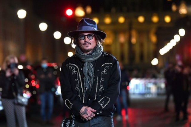 Holivud mu ne može ništa - Džoni Dep oduševio fanove u Rimu  FOTO