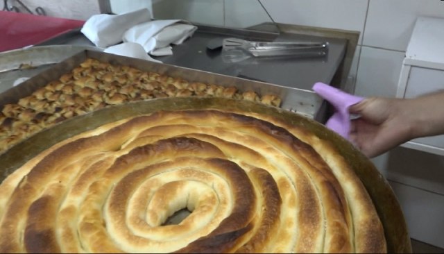 Za 5 minuta sve se rasproda: U jednoj pekari u Novom Pazaru dnevno se proizvede čak 10.000 mantija FOTO