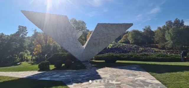 Vuèiæ laid a wreath on the 80th anniversary of civilians' mass shooting in Kragujevac