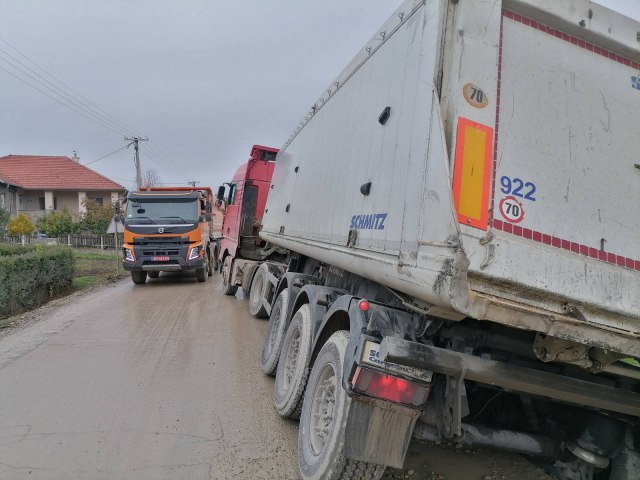 Kamion sleteo sa puta u selu Rakova kod Èaèka, toèkovi mu završili u blatu: Deonica problem za meštane FOTO