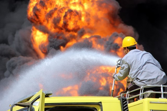 Eksplozija i požar u rafineriji nafte