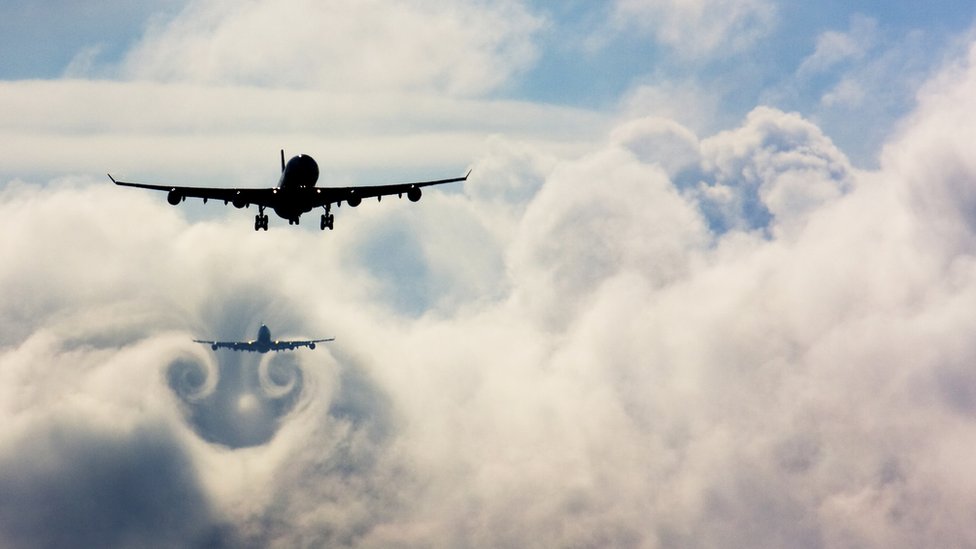 Avioni se obièno sledei prave liniju - ovde drugi avion leti kroz turbulencije koje izaziva letelica ispred/Getty Images