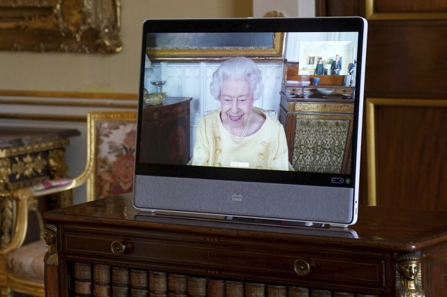 Kraljica Elizabeta se pojavila – nasmejana u žutoj haljini FOTO