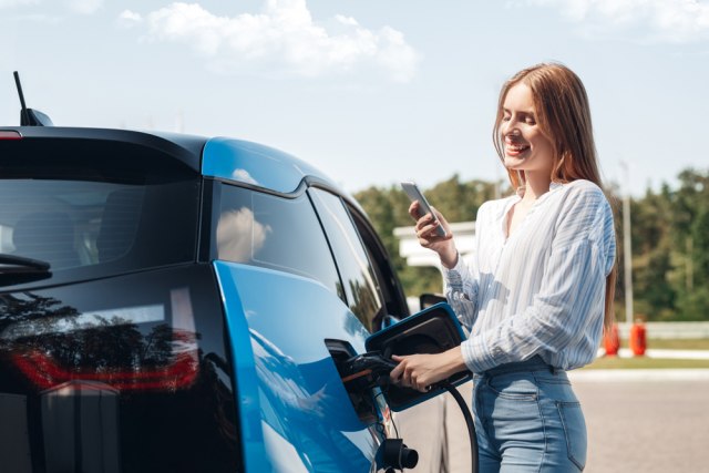 Može li da vas udari struja dok punite elektrièni automobil?