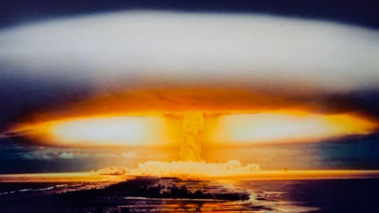 Мощнейший ядерный взрыв в истории. Царь бомба 100 мегатонн. Водородная бомба новая земля 1961. Взрыв царь бомбы в 1961. Tsar bomba взрыв.