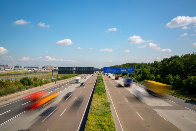 UN bi da ograniče brzinu na auto-putevima na 100 km/h